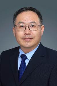 穿西装戴眼镜的男人描述已自动生成 穿西装戴眼镜的男人描述已自动生成