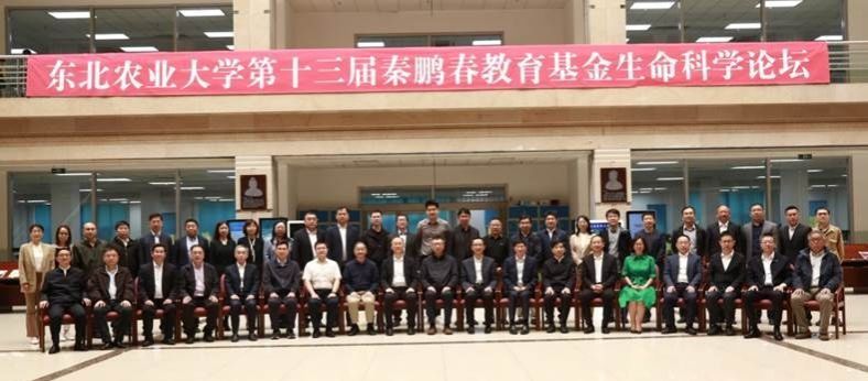 大厅里的人们描述已自动生成 大厅里的人们描述已自动生成