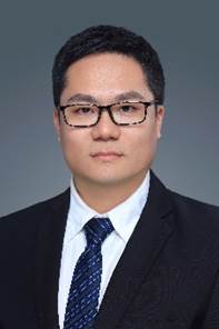 穿西装戴眼镜的男人描述已自动生成 穿西装戴眼镜的男人描述已自动生成