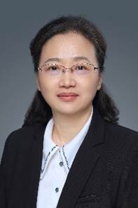 人穿着衬衫描述已自动生成 人穿着衬衫描述已自动生成