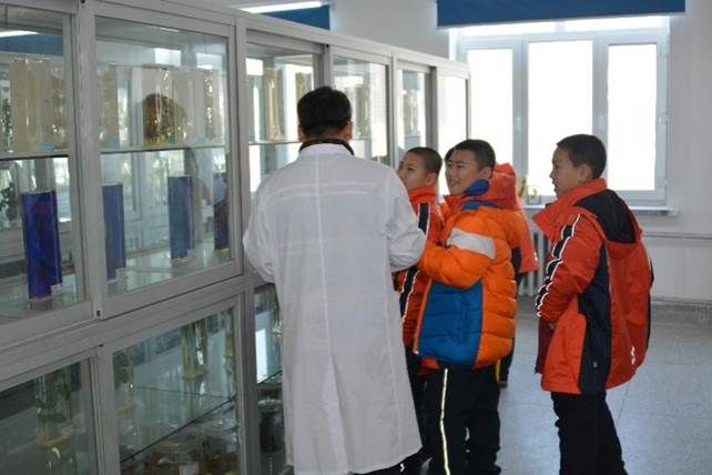 一群人站在窗户旁边描述已自动生成 一群人站在窗户旁边描述已自动生成