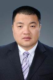 穿着西装的男人描述已自动生成 穿着西装的男人描述已自动生成